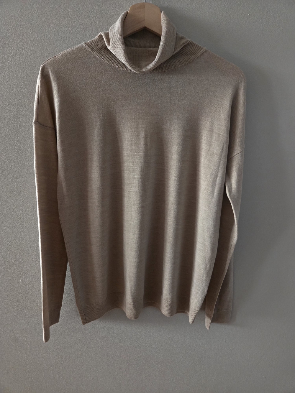 Uniqlo Women Extra Fine Merino Wool Turtle Neck Sweater Beige Size Medium